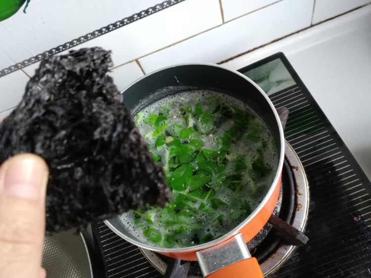 紫菜鸡毛菜汤步骤6