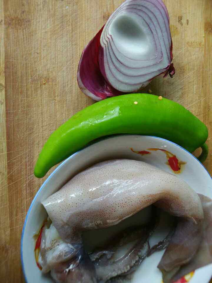 青椒鱿鱼步骤1