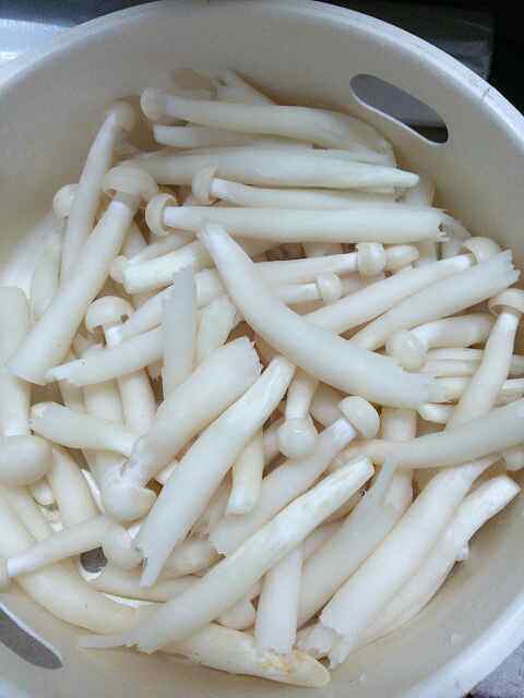 海鲜菇烩牛肉步骤1
