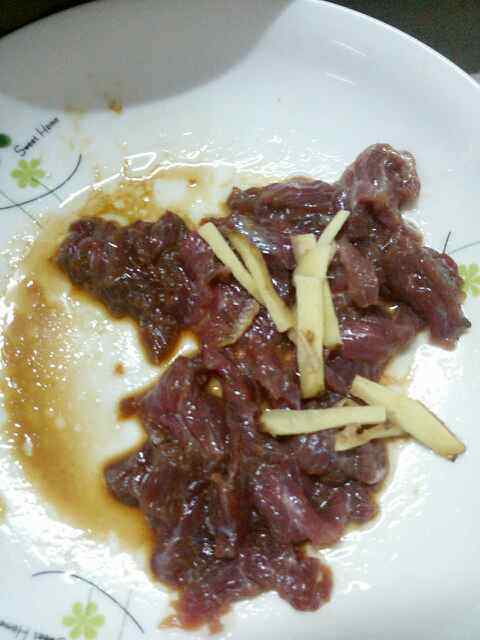 海鲜菇烩牛肉步骤2