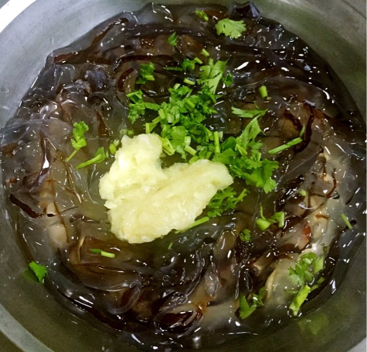 海蜇泡麻酱浴步骤6