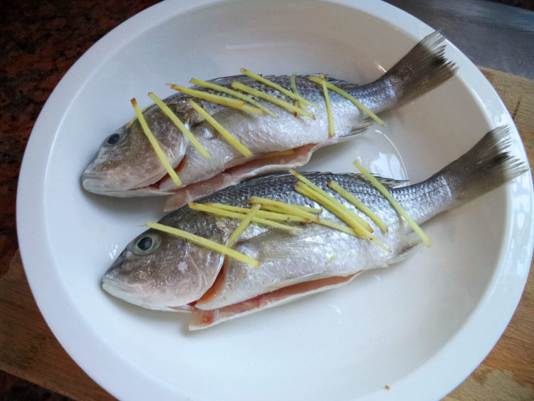 葱油蒸鲈鱼#新鲜从这步骤3