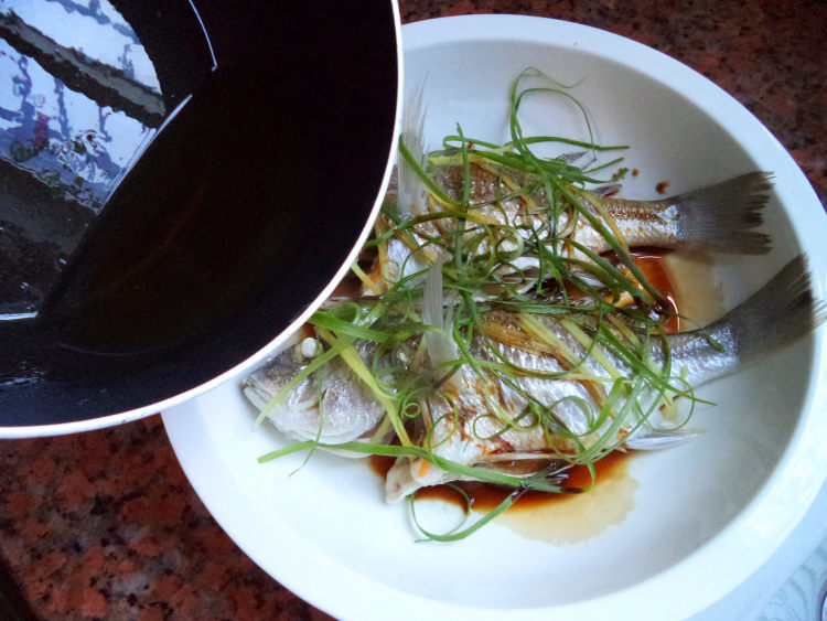 葱油蒸鲈鱼#新鲜从这步骤8