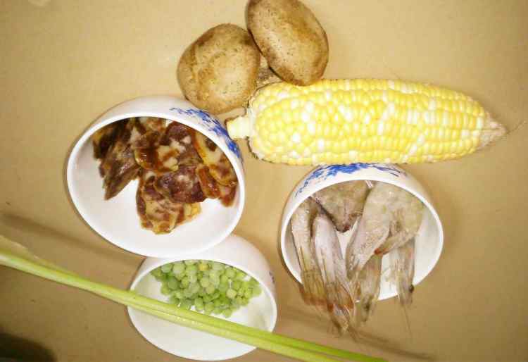 海鲜腊味焖饭步骤1