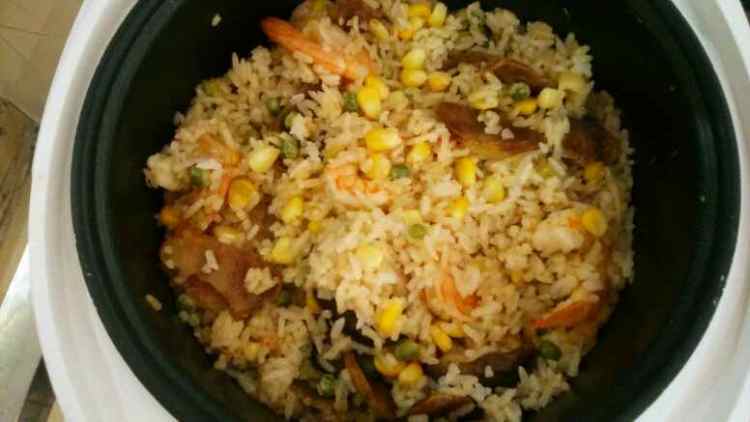 海鲜腊味焖饭步骤8