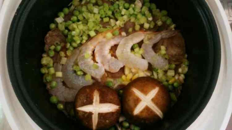 海鲜腊味焖饭步骤5