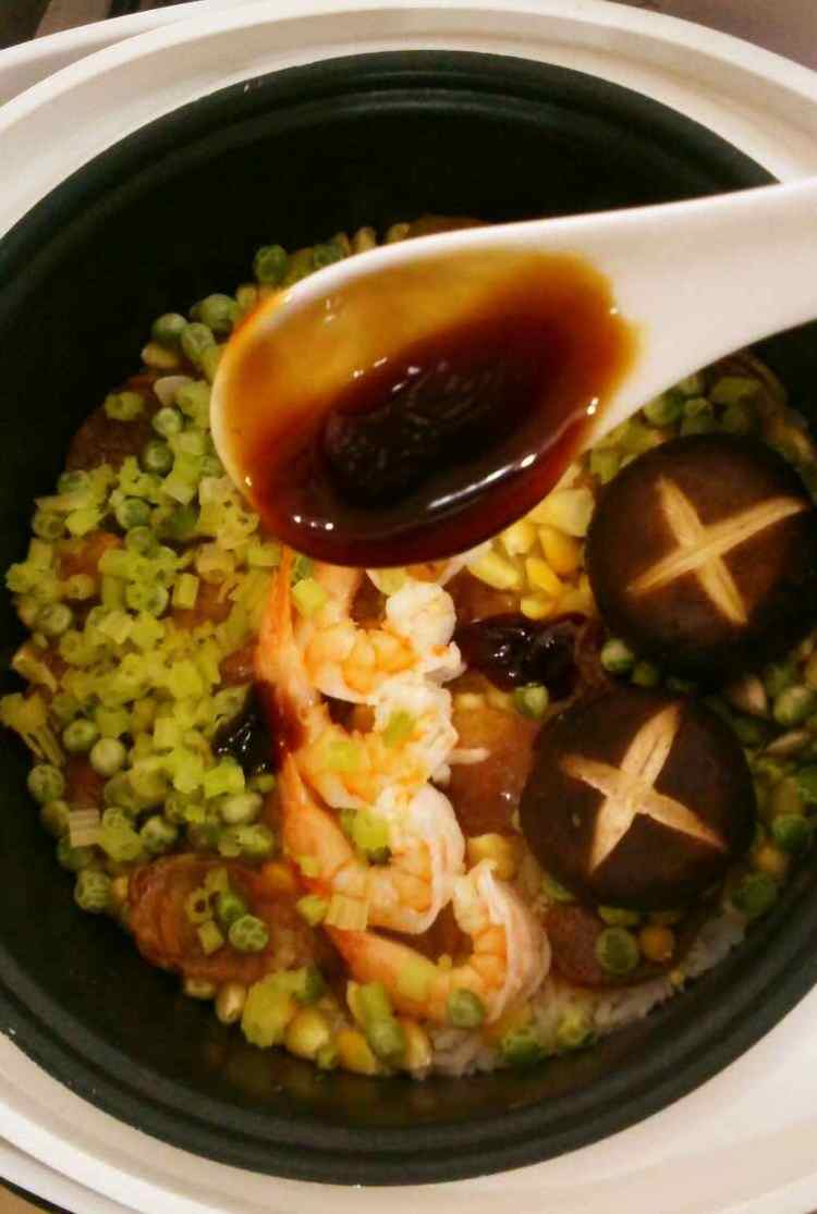海鲜腊味焖饭步骤7