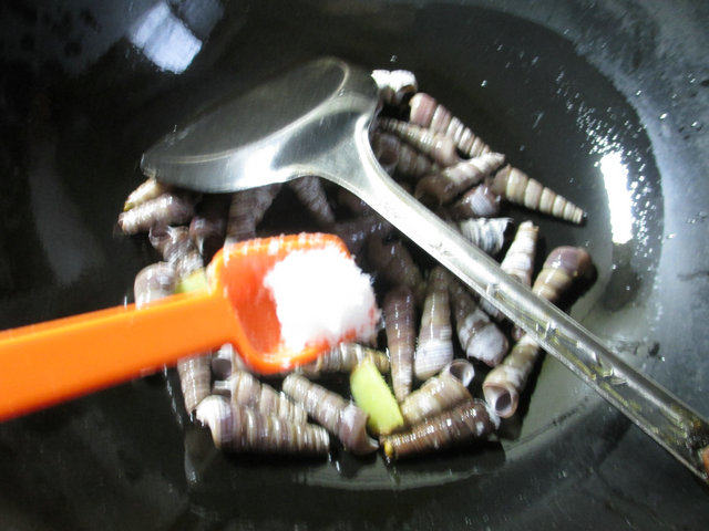 豆豉炒钉螺步骤7