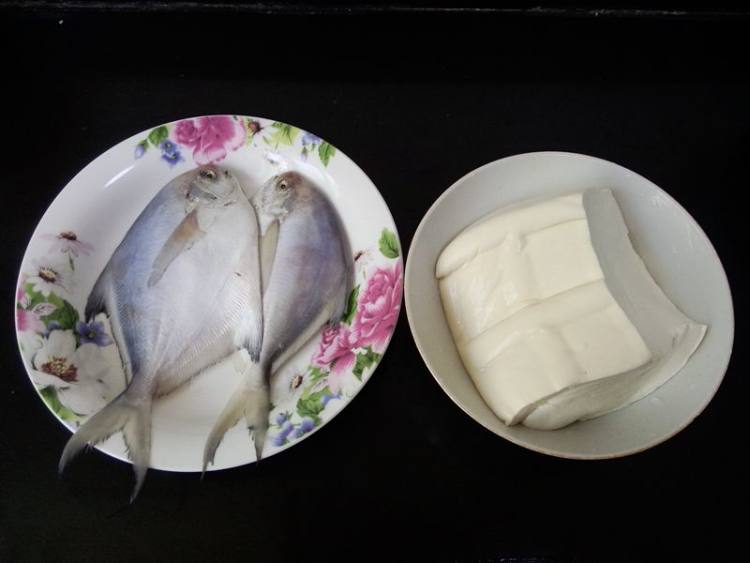 嫩豆腐炖小鲳鱼步骤1