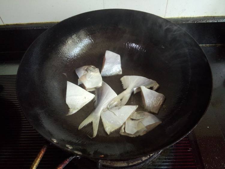 嫩豆腐炖小鲳鱼步骤4