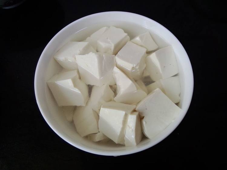 嫩豆腐炖小鲳鱼步骤3
