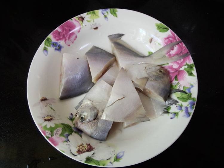 嫩豆腐炖小鲳鱼步骤2
