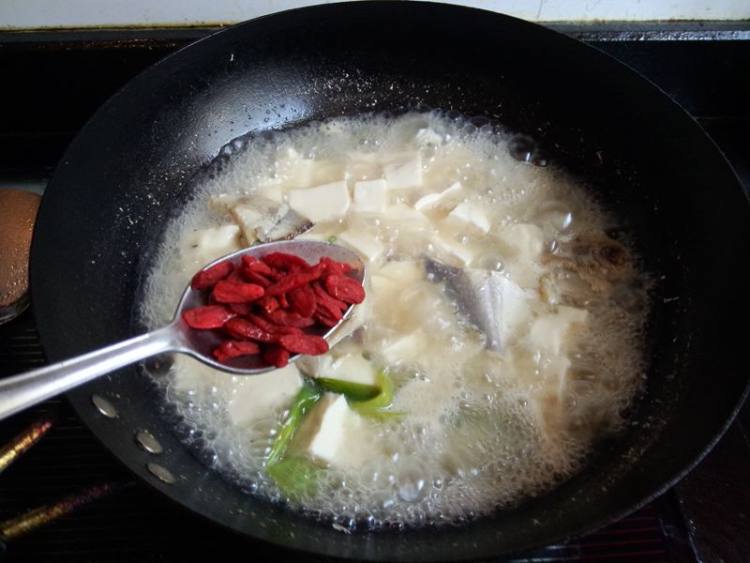 嫩豆腐炖小鲳鱼步骤10