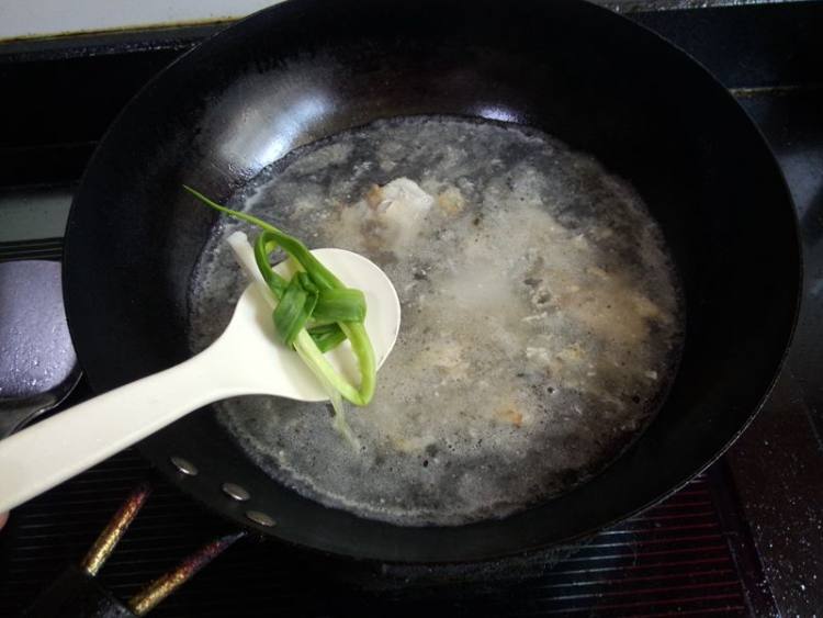 嫩豆腐炖小鲳鱼步骤6