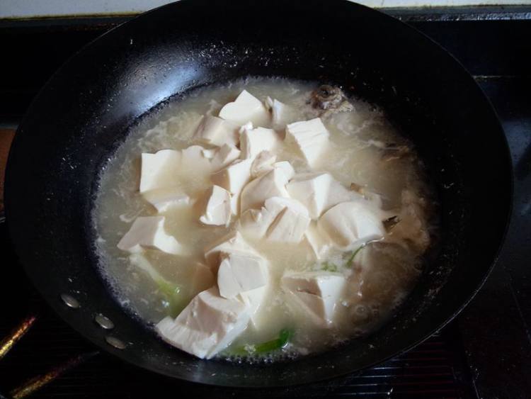 嫩豆腐炖小鲳鱼步骤9