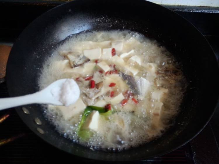 嫩豆腐炖小鲳鱼步骤11