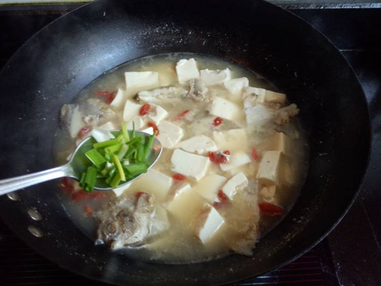 嫩豆腐炖小鲳鱼步骤12