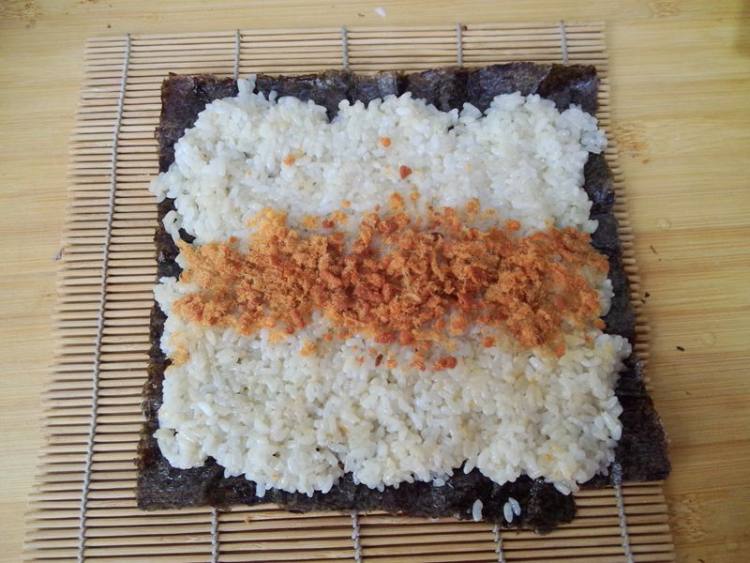 鲜虾肉松寿司步骤11