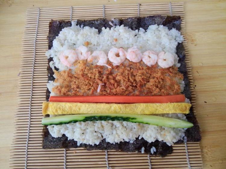 鲜虾肉松寿司步骤12