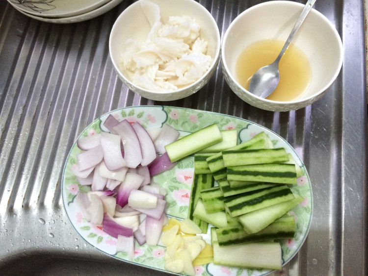 丝瓜洋葱炒鲜鱿步骤9