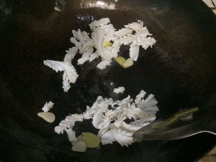 丝瓜洋葱炒鲜鱿步骤12