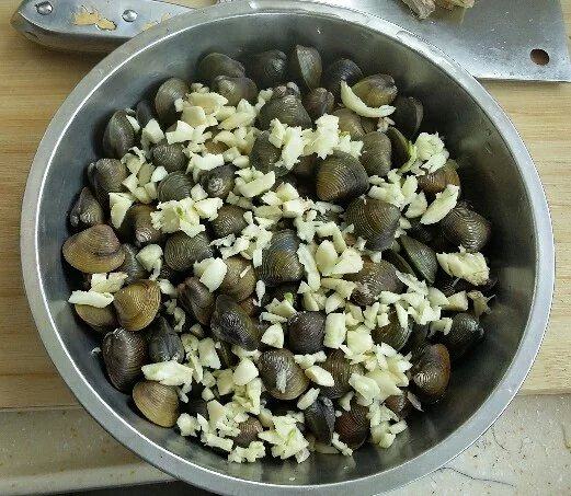 小米椒蒸黄沙蚬步骤3