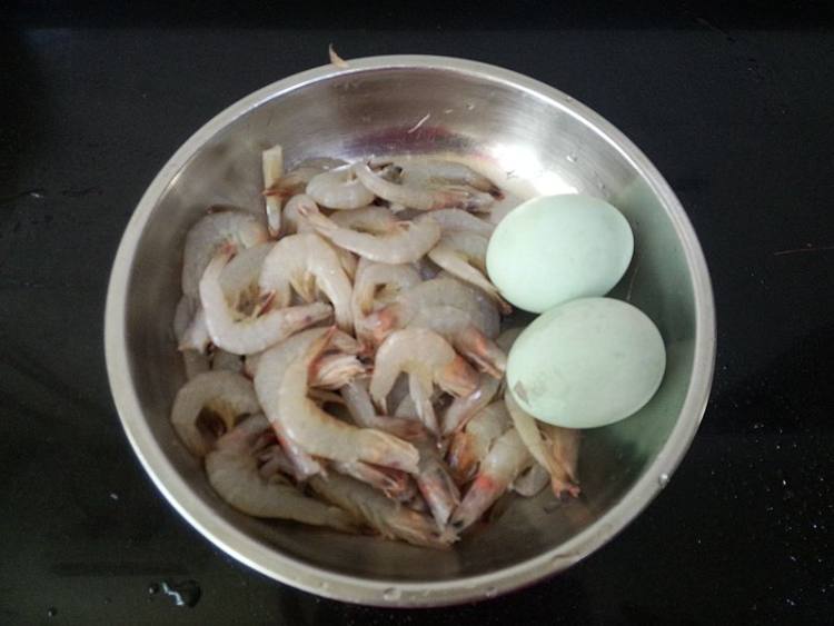 鸭蛋炒虾仁步骤1