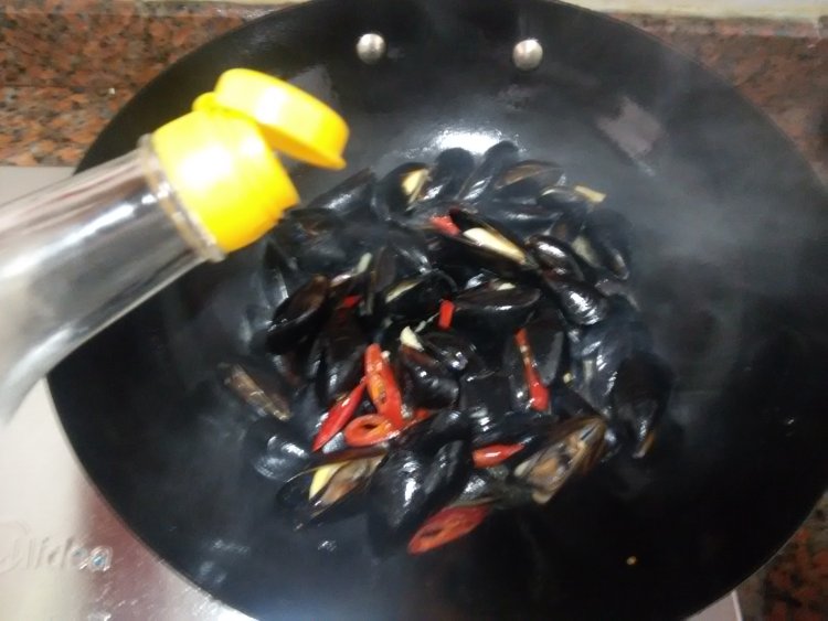 爆炒淡菜步骤5