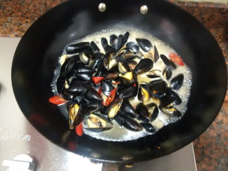 爆炒淡菜步骤6