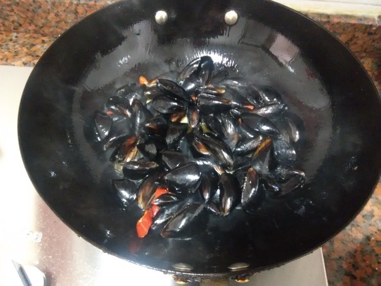 爆炒淡菜步骤4