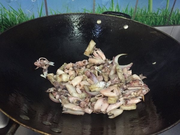 小鱿鱼干炒肉丝步骤8