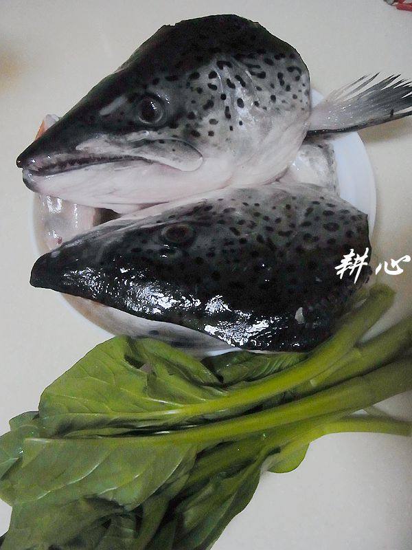 菜心三文鱼头汤步骤1