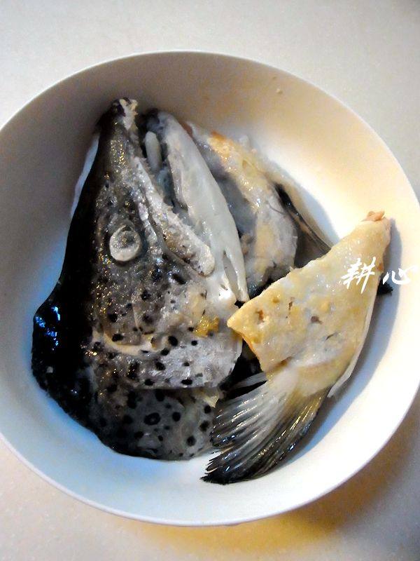 菜心三文鱼头汤步骤5
