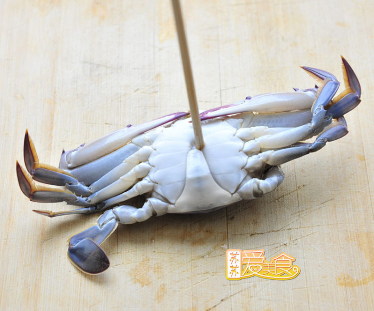 金沙蛋黄蟹步骤1