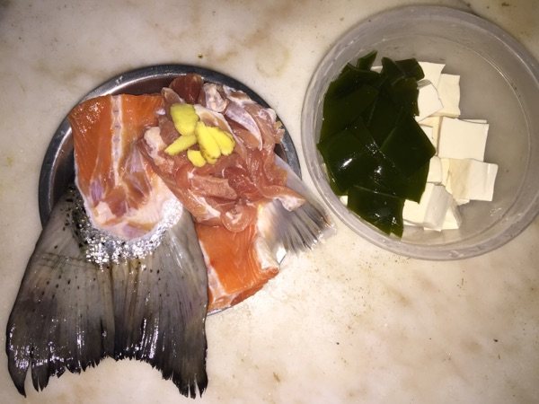 三文鱼骨豆腐汤步骤1