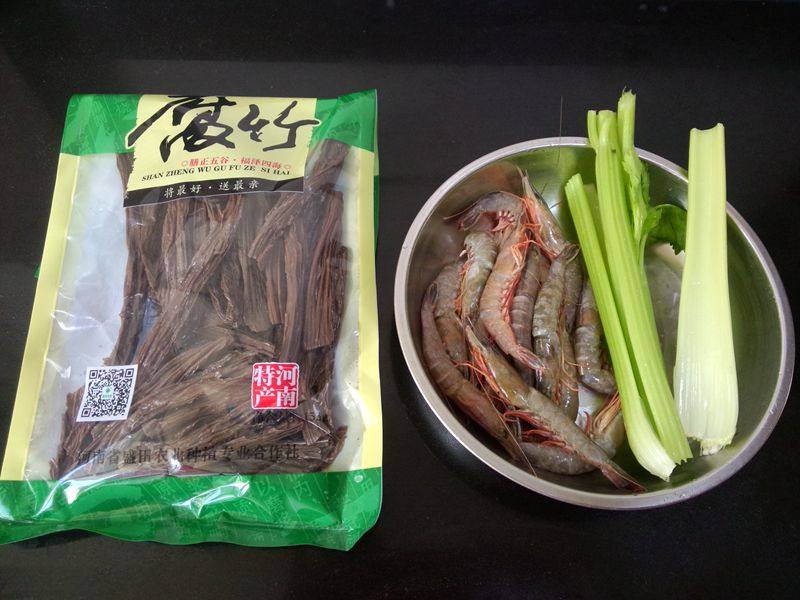 西芹虾仁拌黑豆腐竹步骤1