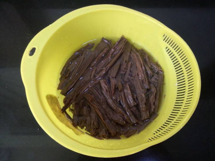 西芹虾仁拌黑豆腐竹步骤2
