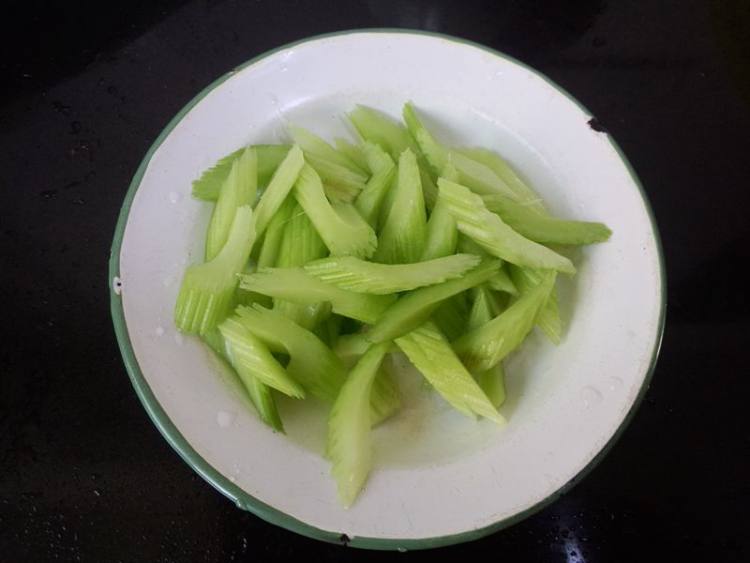 西芹虾仁拌黑豆腐竹步骤3