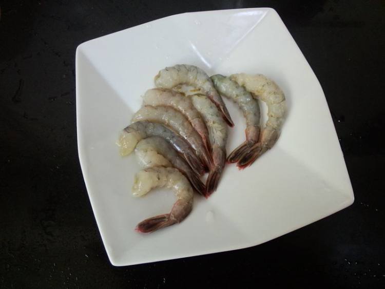 西芹虾仁拌黑豆腐竹步骤4