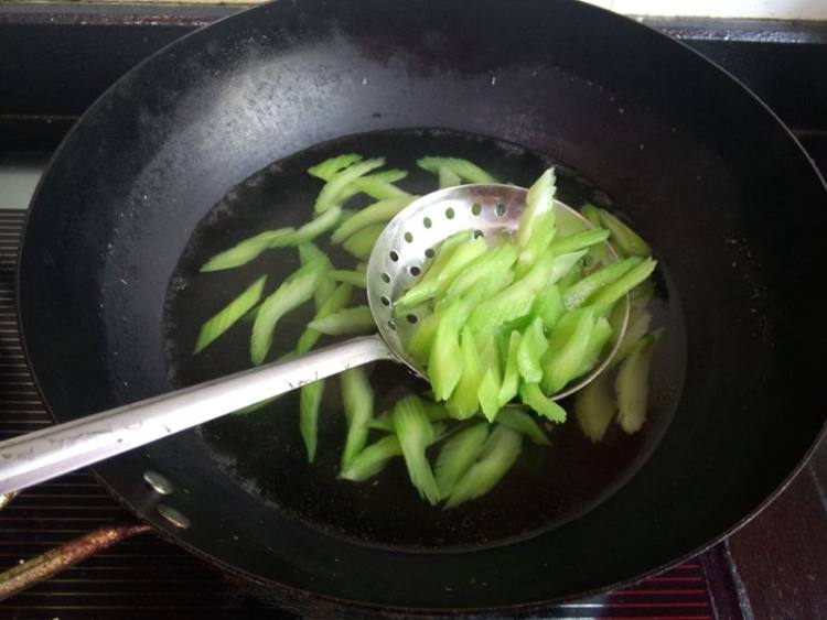 西芹虾仁拌黑豆腐竹步骤5