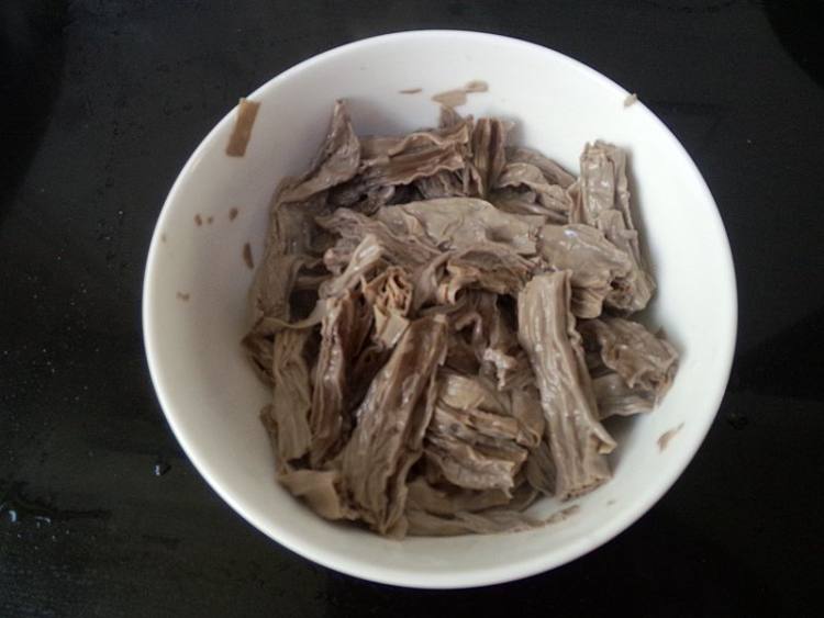 西芹虾仁拌黑豆腐竹步骤8