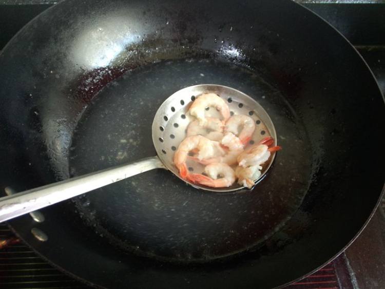 西芹虾仁拌黑豆腐竹步骤6