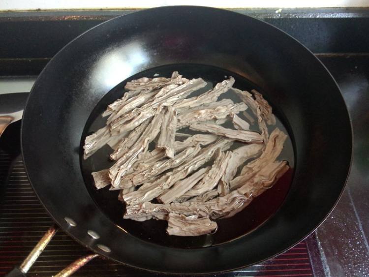 西芹虾仁拌黑豆腐竹步骤7