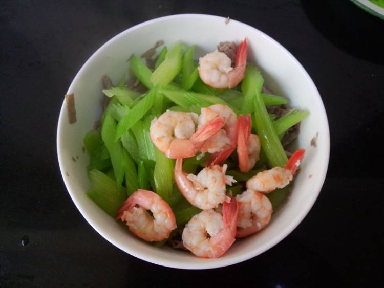 西芹虾仁拌黑豆腐竹步骤10