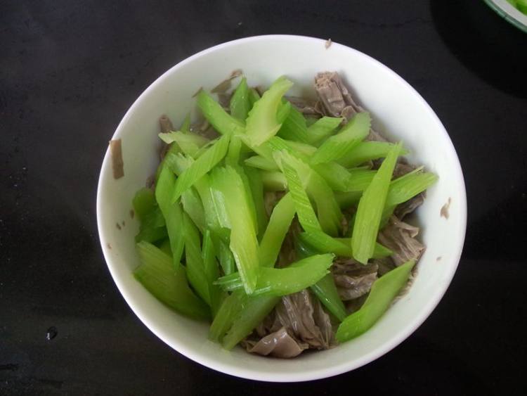 西芹虾仁拌黑豆腐竹步骤9