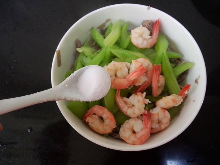 西芹虾仁拌黑豆腐竹步骤11