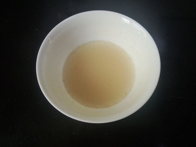 青红椒荸荠炒虾仁步骤2