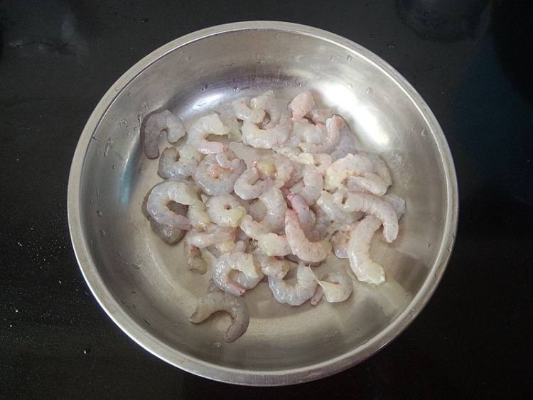 青红椒荸荠炒虾仁步骤5