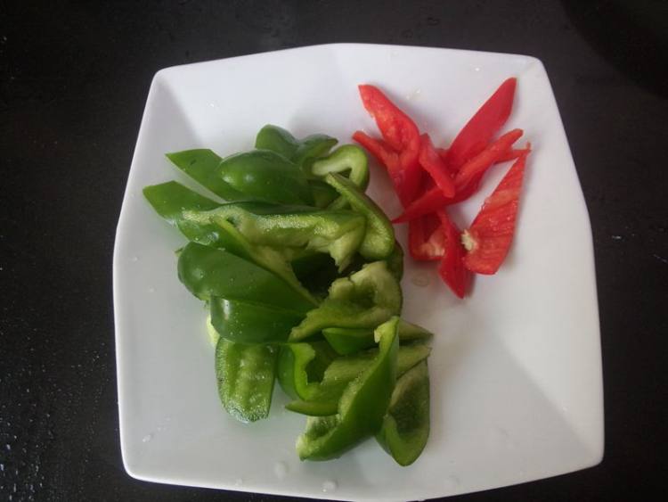 青红椒荸荠炒虾仁步骤4