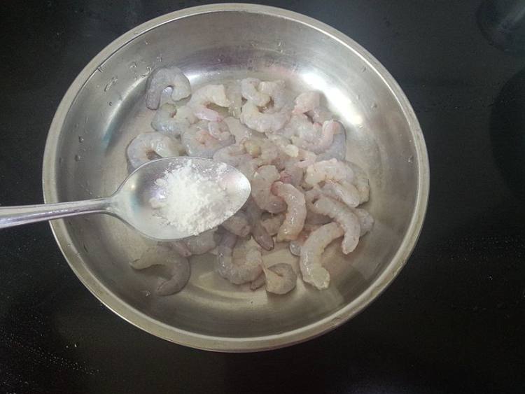 青红椒荸荠炒虾仁步骤6